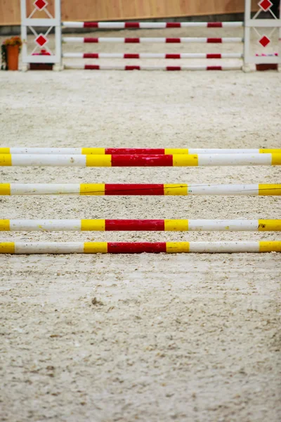 Amarillo obstáculo blanco rojo para saltar caballos. Competencia hípica . —  Fotos de Stock