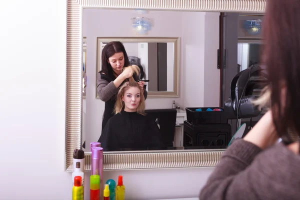 Krásná blondýnka dívka vlasy natáčky kolečka kadeřnictví kosmetický salon — Stock fotografie