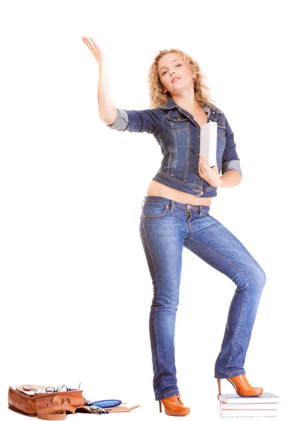 Moda vaquera. Chica estudiante de longitud completa en azul jeans bolsa libros —  Fotos de Stock