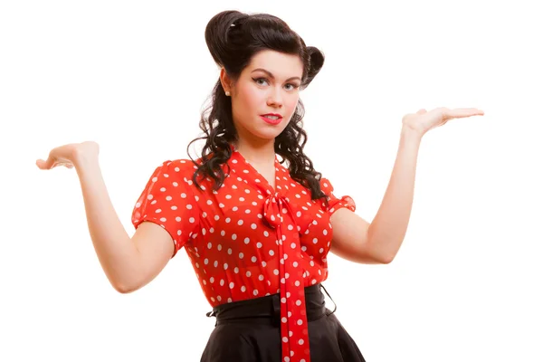 Jonge vrouw retro pin-up girl schouderophalend haar sholders geïsoleerd — Stockfoto