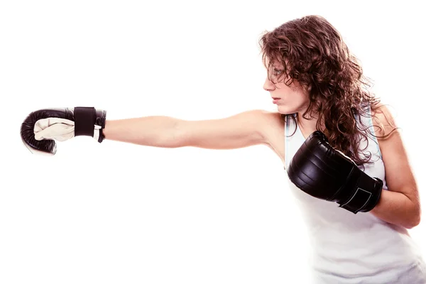 Mulher boxeadora desportiva de luvas pretas. Fitness menina treinamento chute boxe . — Fotografia de Stock