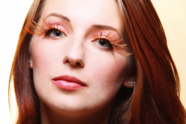 Höstens kvinna elegant kreativa göra upp falska ögonfransar — Stockfoto