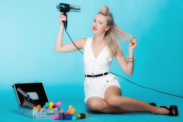 Σέξι κορίτσι στυλ ρετρό σε σίδερα με στεγνωτήρα μαλλιών styling μαλλιών — Φωτογραφία Αρχείου
