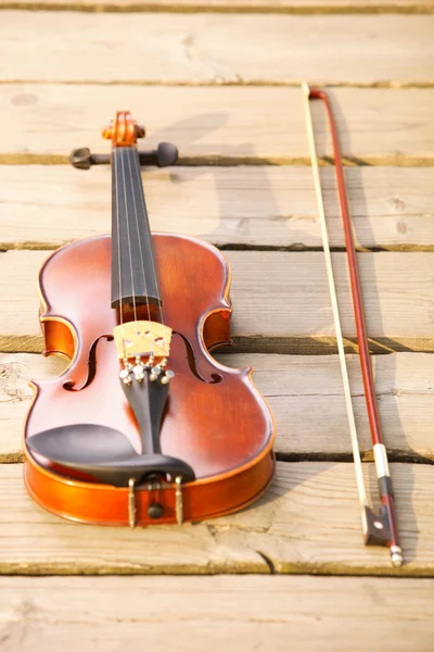 Violin on wooden pier. Music concept — Stock Photo, Image