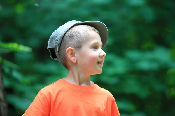 Niño pequeño niño en gorra al aire libre — Foto de Stock