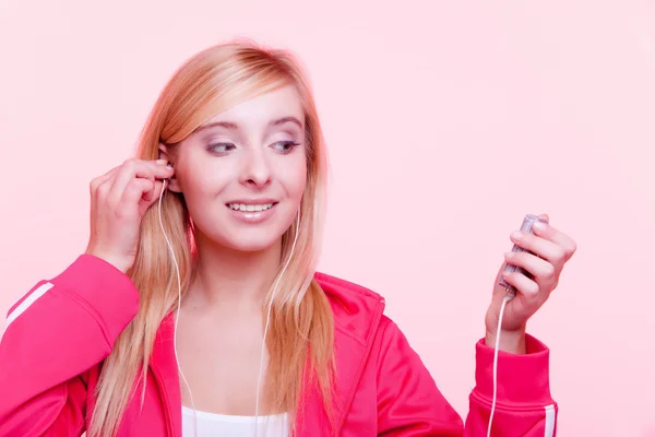 Fitness mujer escuchar música mp3 relajarse gimnasio —  Fotos de Stock