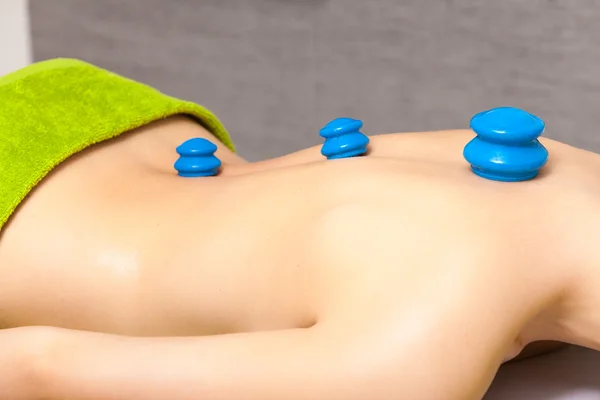 Schoonheidssalon. vrouw krijgen spa cupping glas vacuüm massage — Stockfoto