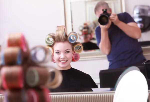 Allegro felice bionda ragazza capelli bigodini rulli parrucchiere salone di bellezza — Foto Stock