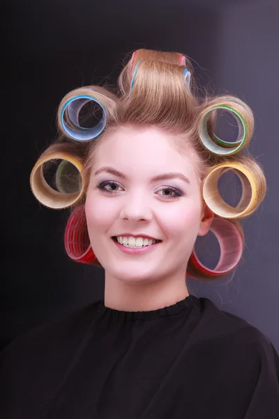 Happy loira menina rolos de encrespadores de cabelo por cabeleireiro no salão de beleza — Fotografia de Stock