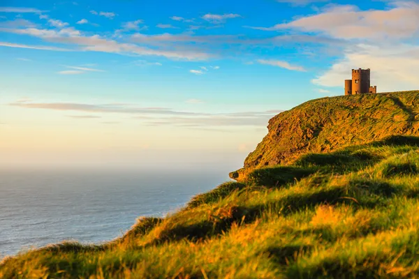 Klify Moher o zachodzie słońca - o briens wieża w Europie Irlandii co. clare. — Zdjęcie stockowe