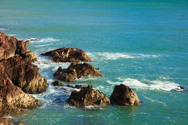 Costa irlandesa. Rompiendo olas en el mar, Irlanda Europa — Foto de Stock