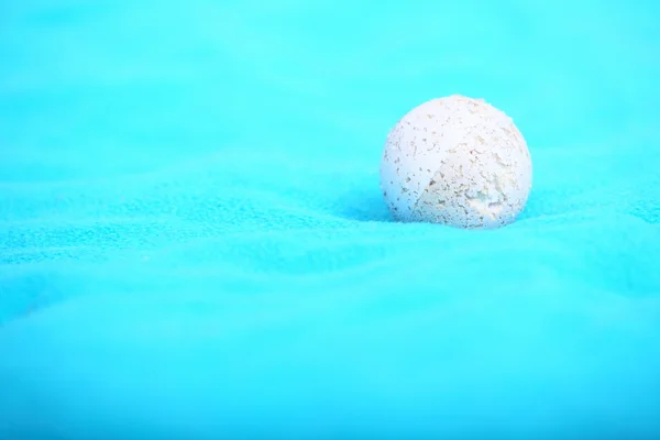 Παλιά λευκή μπάλα παιχνίδι για τα κατοικίδια ζώα που παίζει στο κρεβάτι — Φωτογραφία Αρχείου