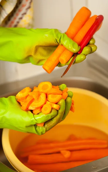 Nő kezet szeletelés sárgarépa konyhában. Egészséges táplálkozás — Stock Fotó