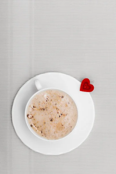 Weiße Tasse Kaffee Heißgetränk und Herz Symbol Liebe Valentinstag — Stockfoto