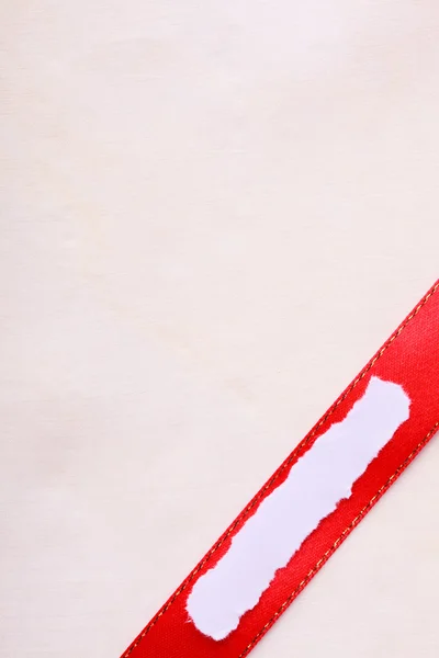 Pedazo de papel de desecho espacio de copia en blanco cinta roja tela fondo — Foto de Stock