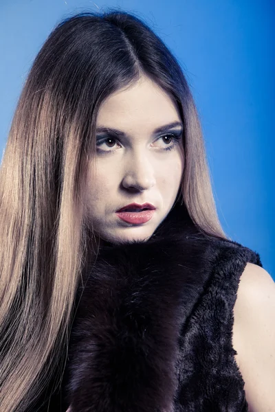 Menina na moda com cabelo longo. Jovem mulher de colete de pele . — Fotografia de Stock