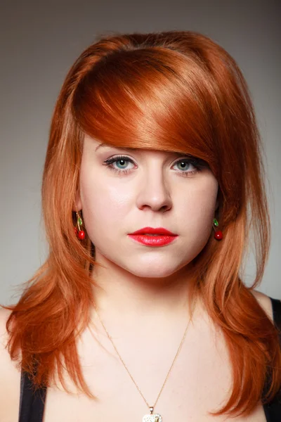 Retrato chica pelirroja joven con oreja de cereza en gris —  Fotos de Stock