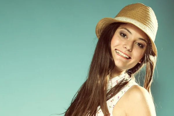 Όμορφη ευτυχισμένη κοπέλα στο καλοκαίρι καπέλο — Φωτογραφία Αρχείου