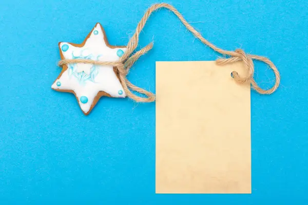 Pastel de jengibre de Navidad estrella con glaseado y decoración y tarjeta en blanco — Foto de Stock