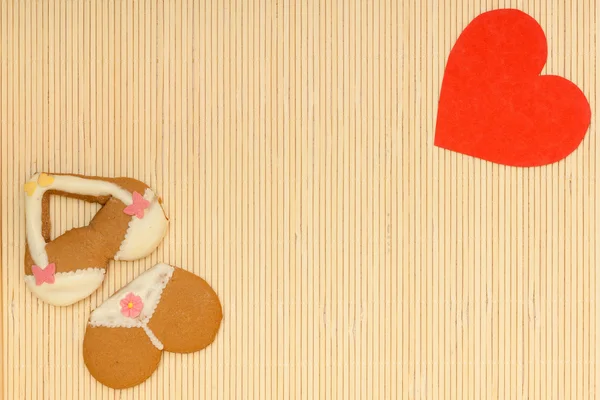 Bikini iç çamaşırı şekli zencefilli kek kurabiye kırmızı kalp aşk sembolü — Stok fotoğraf