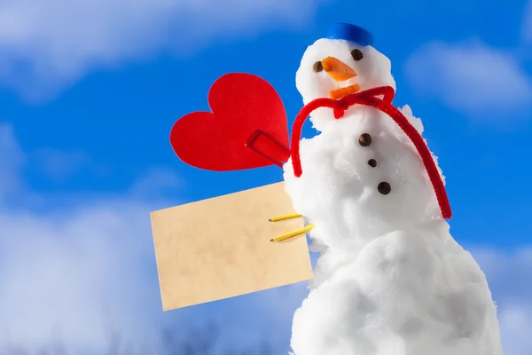 Little happy christmas snowman red heart paper card outdoor. Winter. — Stock Photo, Image