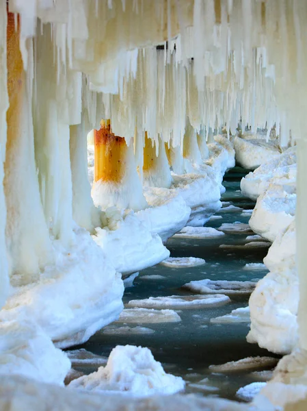 Kış manzarası. Baltık Denizi. İskele kutuplarındaki buz oluşumlarını kapatın. — Stok fotoğraf