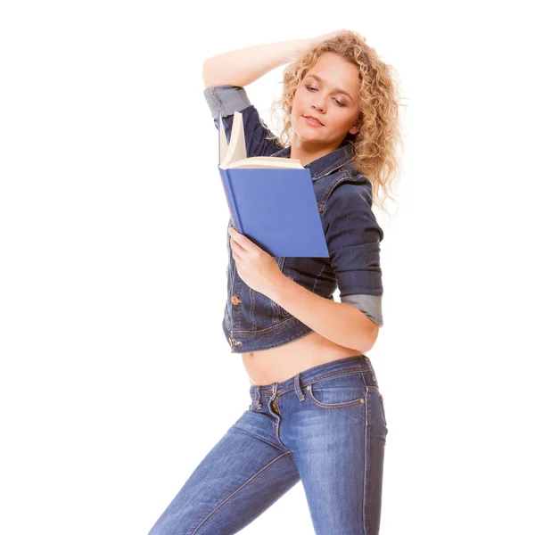 Denim mode. College student meisje in blue jeans lezen van boek — Stockfoto