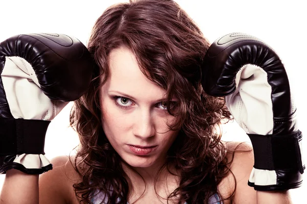 Boxeadora deportiva con guantes negros. Fitness chica entrenamiento patada boxeo . — Foto de Stock