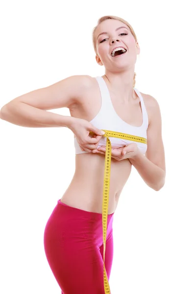 Fitness menina mulher esportiva medindo seu tamanho do busto isolado — Fotografia de Stock