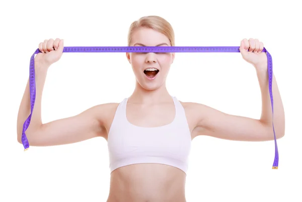 Fitness ragazza sportiva che copre gli occhi con nastro di misurazione isolato — Foto Stock