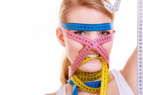 Mulher esportiva obcecada com fitas de medida. Tempo para emagrecimento da dieta. — Fotografia de Stock