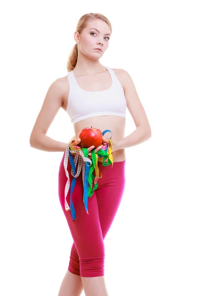 Mulher apto desportivo com fitas de medida de frutas. Tempo para emagrecimento da dieta . — Fotografia de Stock