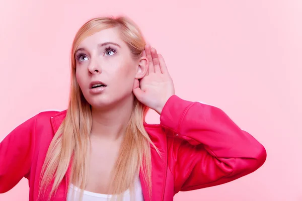 Mujer deportiva con escucha de mano a oreja — Foto de Stock