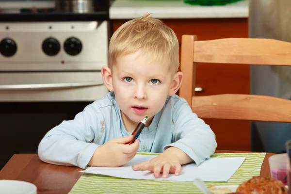 Blonde jongen kind kind tekenen met markering op stuk papier. Thuis. — Stockfoto