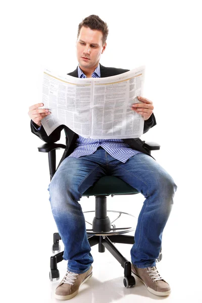 Biznesmen czytający gazetę w izolatce — Zdjęcie stockowe
