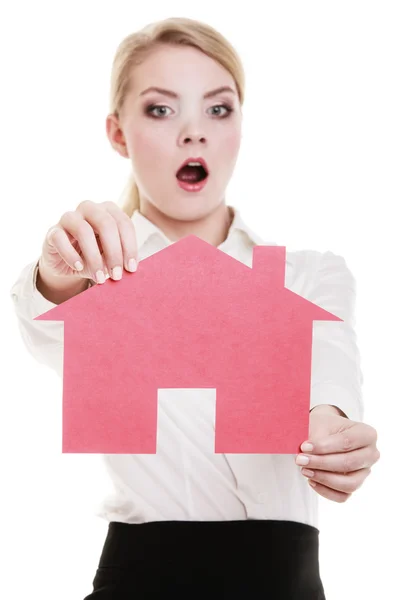 Forretningskvinne eiendomsmegler med rødt papirhus – stockfoto