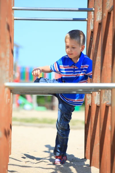 Niño en el patio de recreo, niño en acción jugando — Foto de Stock