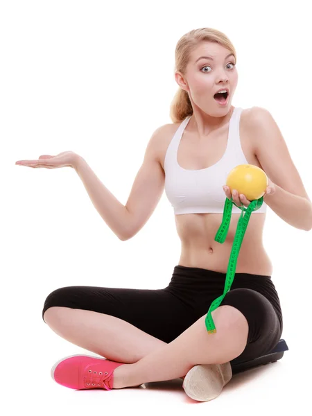 Sportif kadın ölçü bandı meyve ile uyum. diyet zayıflama için zaman. — Stok fotoğraf