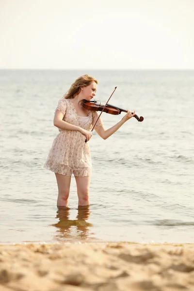 La fille blonde avec un violon en plein air — Photo