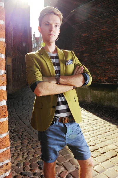 Joven hombre guapo en la calle, casco antiguo de Gdansk —  Fotos de Stock