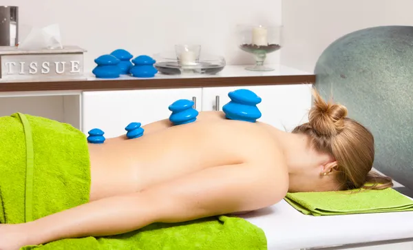 Schönheitssalon. Frau bekommt Wellness Schröpfen Glas Vakuum-Massage — Stockfoto