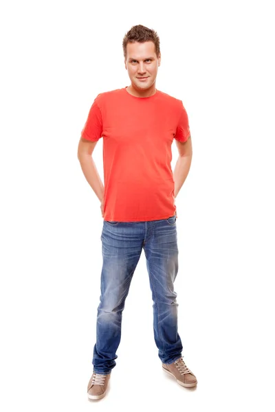 Jovem cara vermelho t-shirt jaens com as mãos em bolsos isolados — Fotografia de Stock