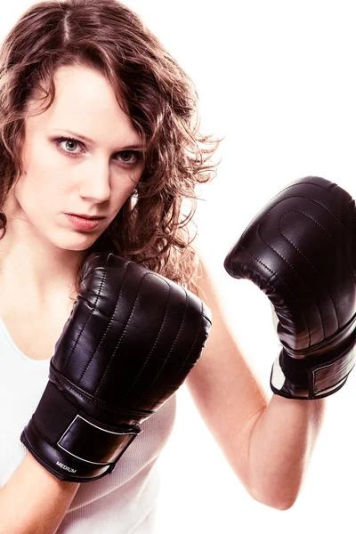 Boxeadora deportiva con guantes negros. Fitness chica entrenamiento patada boxeo — Foto de Stock