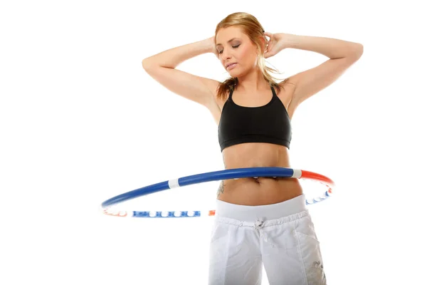 Giovane donna fitness con hula hoop isolato — Foto Stock