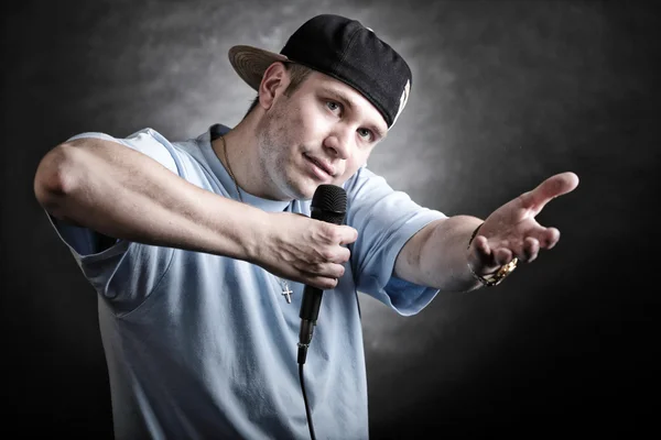 Rap chanteur homme avec microphone geste de la main cool — Photo