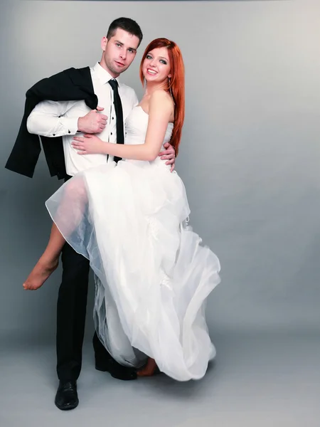 Gelukkig getrouwd paar bruidegom op grijze achtergrond — Stockfoto