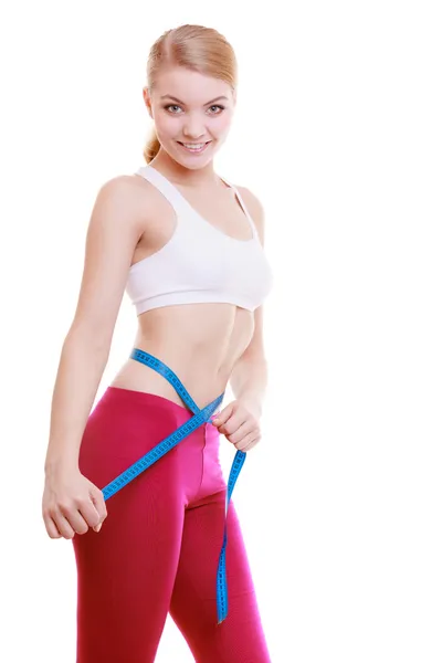 Menina fitness medindo sua cintura isolada. Perda de peso . — Fotografia de Stock
