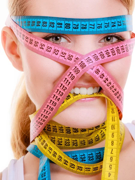 Mujer deportiva obsesionada con cintas métricas. Tiempo para adelgazar la dieta. — Foto de Stock