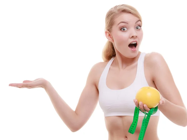 Sportig passform kvinna med mått band frukt. tid för diet bantning. — Stockfoto