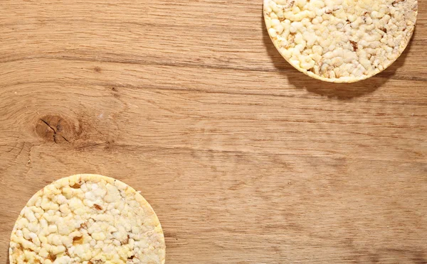 Cienkie okrągłe tortille kukurydziane na drewniane tła — Zdjęcie stockowe